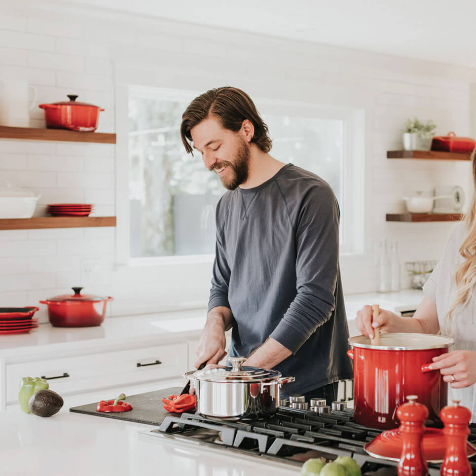 Kırmızı beyaz mutfak dekorasyonu nasıl yapılır?